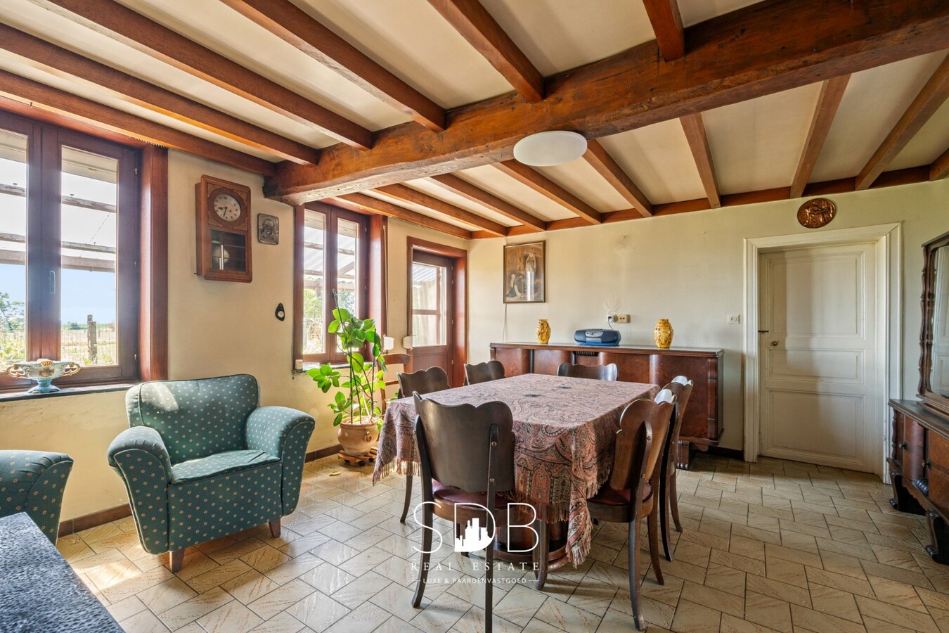 Charmante hoeve met bijgebouwen en graslanden op 1.5114m² 