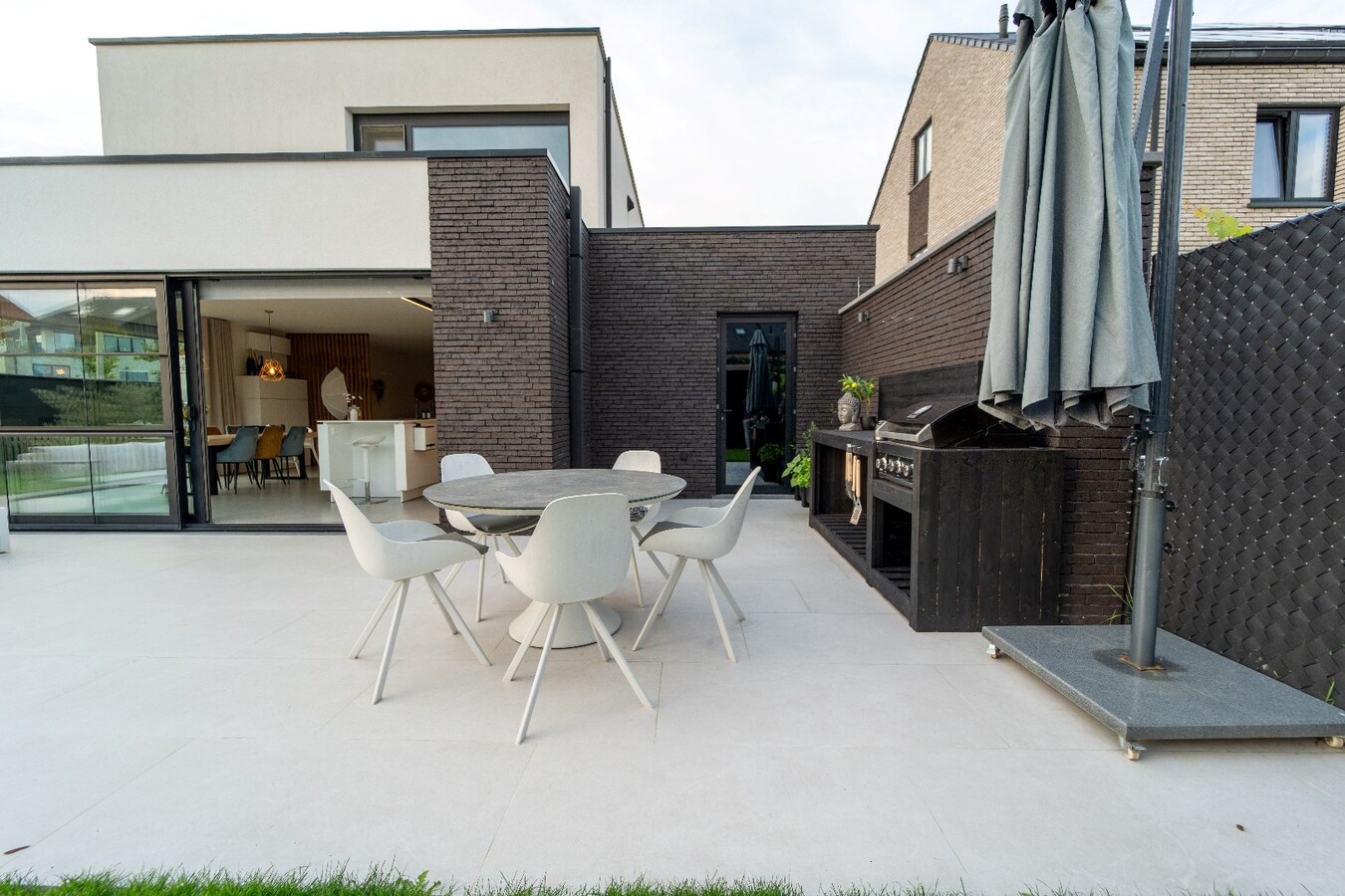 Prachtige villa met tuin, terras &amp; garage in Hasselt - 3 slaapkamers, bouwjaar 2019. 