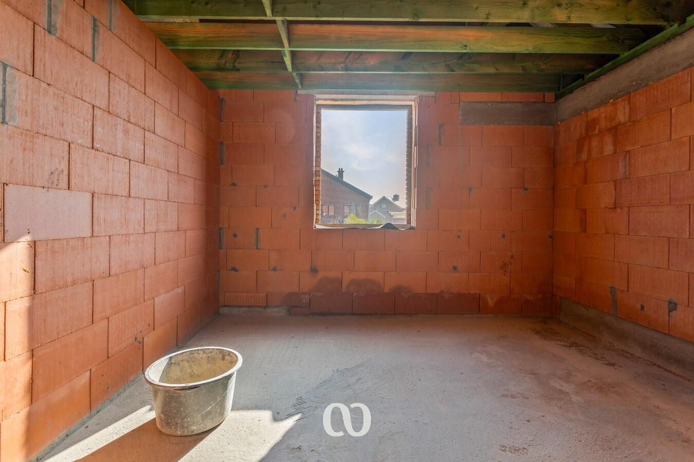 Zeer ruime ruwbouw woning op uitstekende locatie 