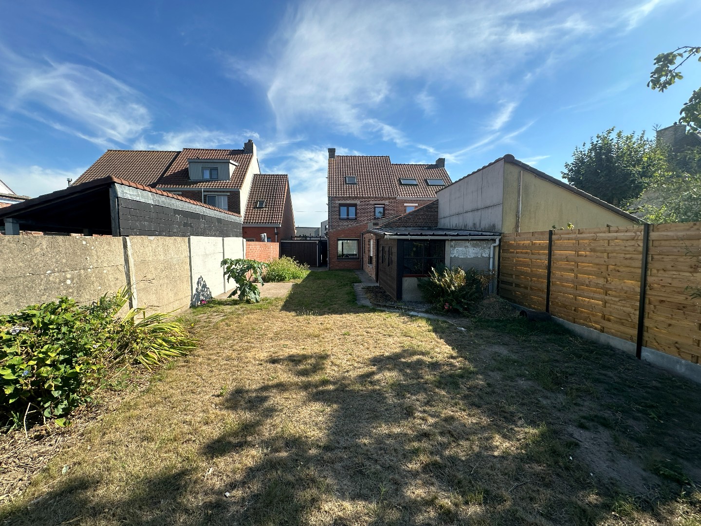 Instapklare woning met 2 slpk, garage en tuin, Aartrijke. 