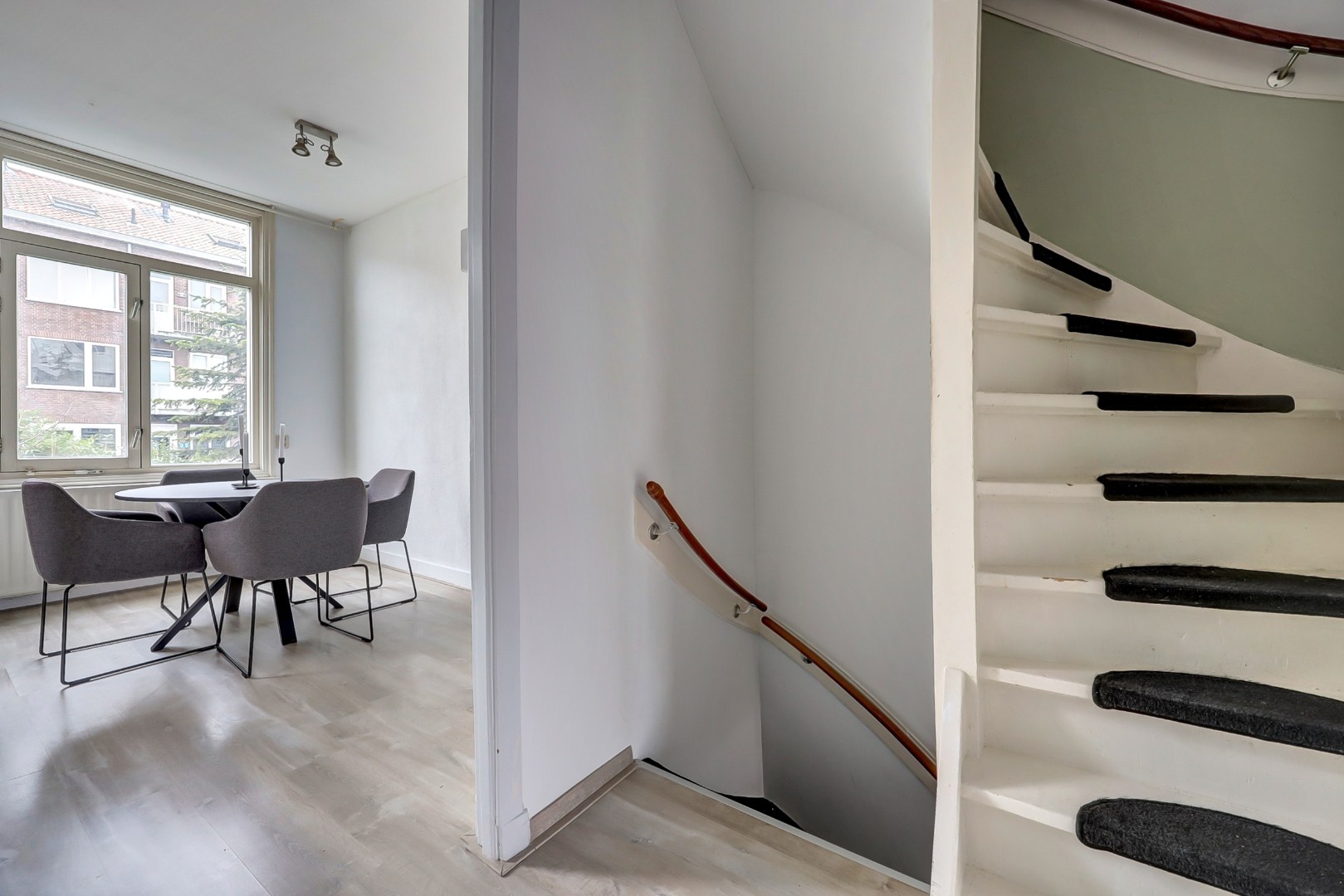 Sfeervol en karakteristiek jaren '30 bovenwoning met prachtige glas-in-lood details, 2 goede slaapkamers, ruime keuken en badkamer en gelegen op eigen grond! 