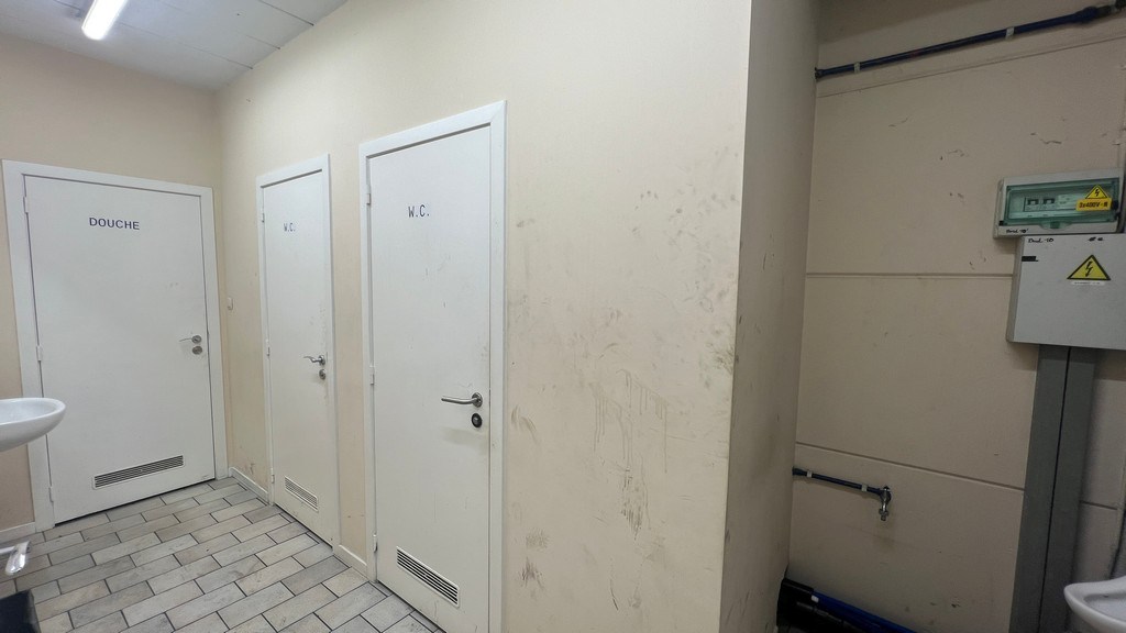 Magazijn met kantoren te huur in Industriepark Drongen