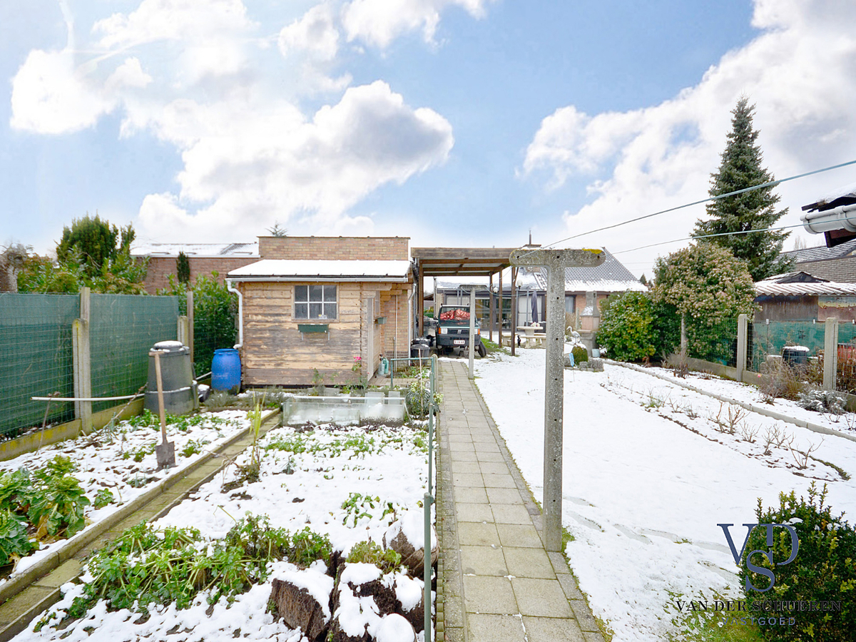 Praktische Half-Open Bungalow met afzonderlijke garage. 