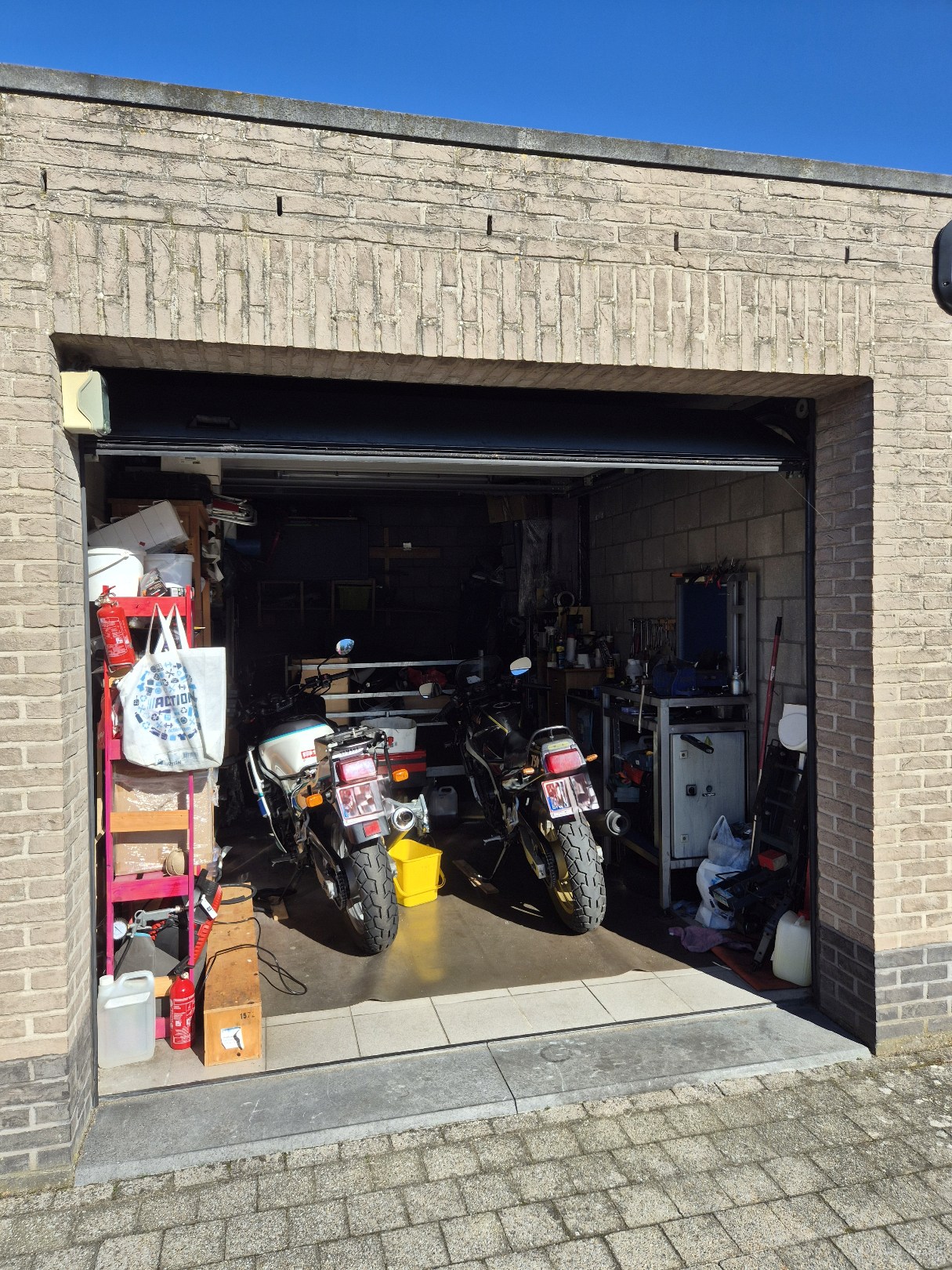 Goed gelegen, afgesloten garage. 