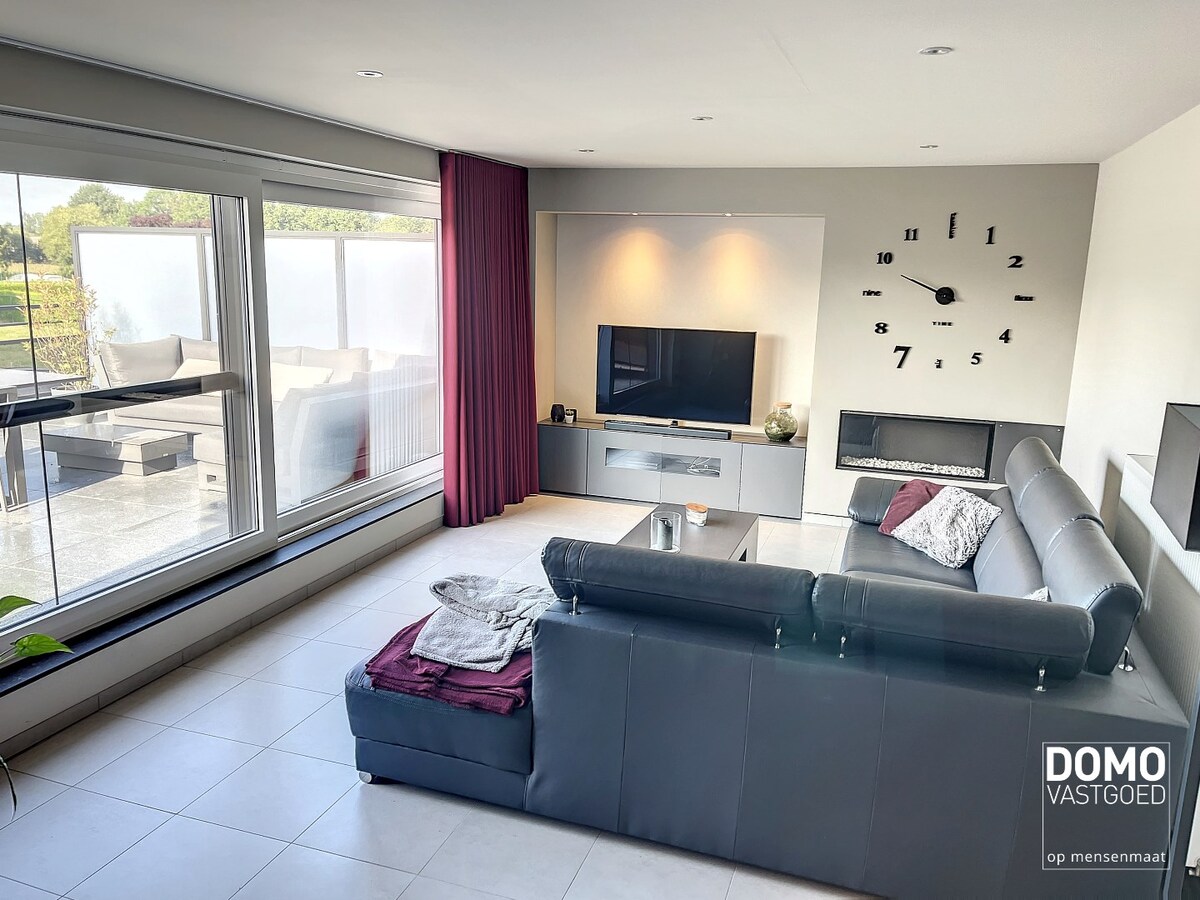 Luxe duplex appartement met terras, garage en 2 slaapkamers in Beverst - Volledig bemeubeld. 