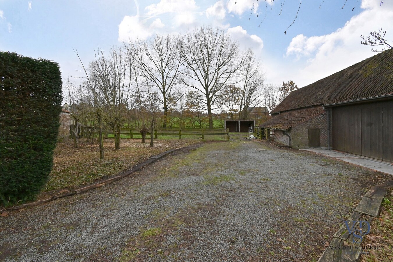 Charmante hoeve met stallen 