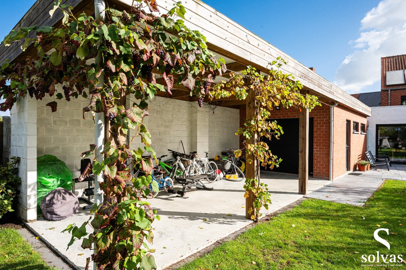 Halfopen gezinswoning met 4 slaapkamers, garage en zonnepanelen – Eeklo 