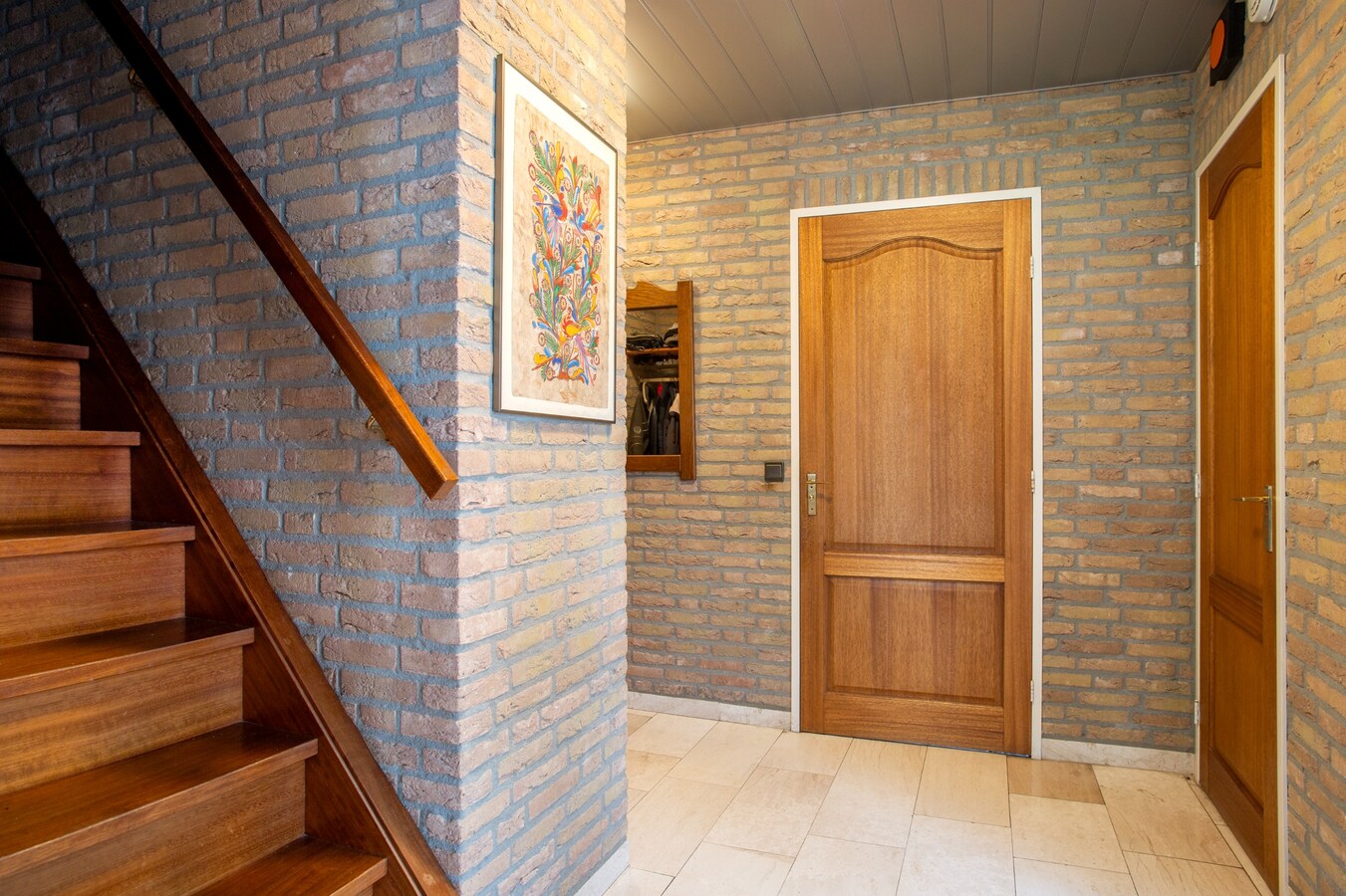 Vrijstaande degelijk gebouwde woning met inpandige dubbele garage. 