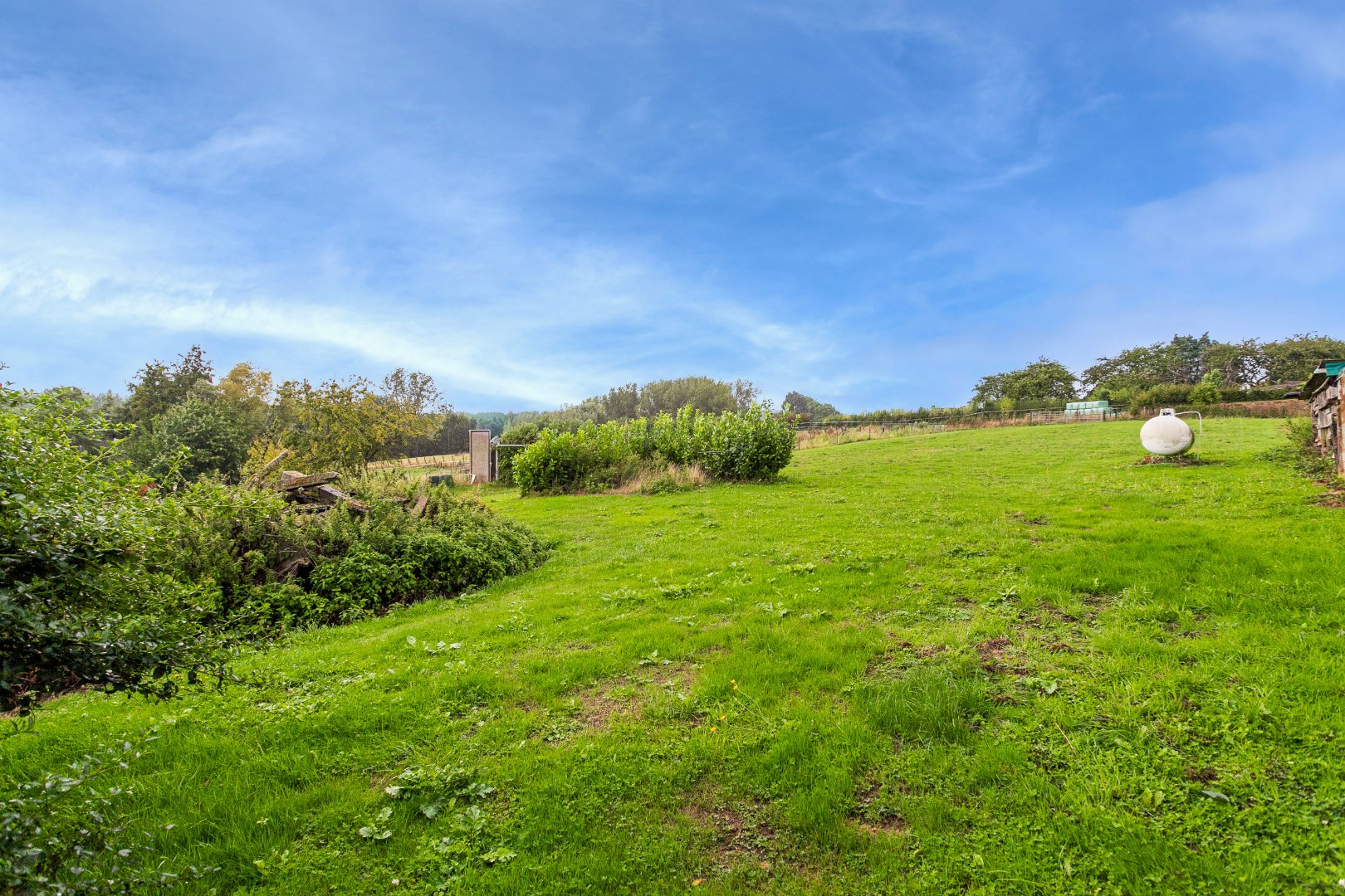 Unieke eigendom met twee woningen op een ruim perceel van 3.130 m² te Galmaarden 