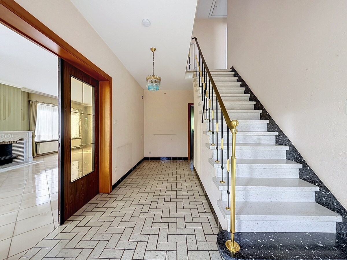 Ruime sixties villa met vergunde loodsen (350m²) te Vlierzele 