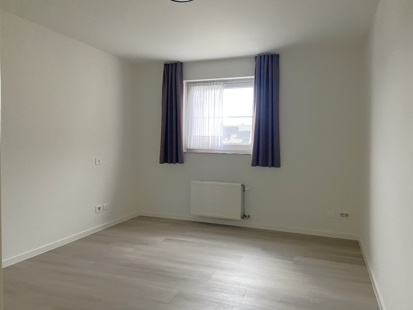 Instapklaar en volledig nieuw geschilderd appartement met 2 slaapkamers in hartje Deerlijk! 