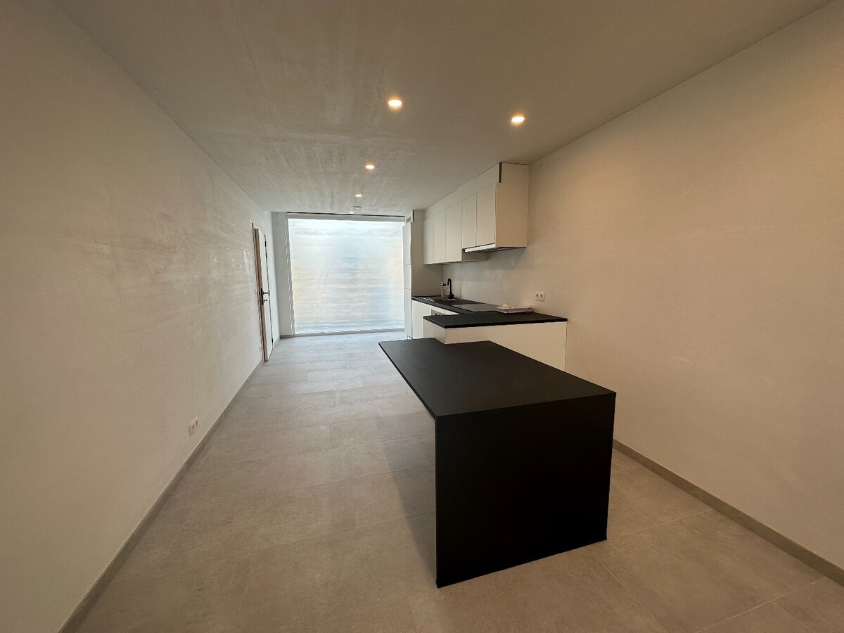 Uitstekend gelegen, halfopen woning met twee slaapkamers 