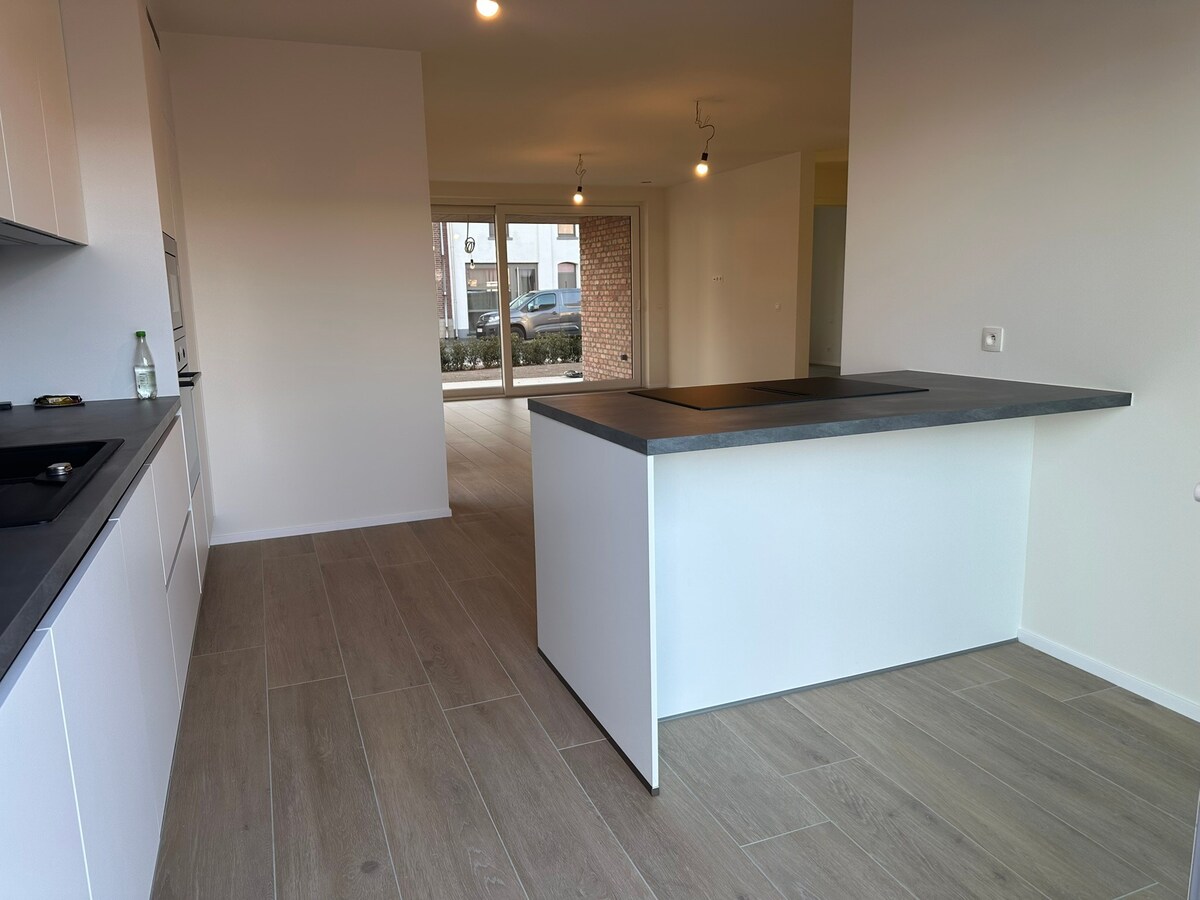 OPTIE!  NIEUW  gelijkvloers appartement met 3 slaapkamers en tuin. 