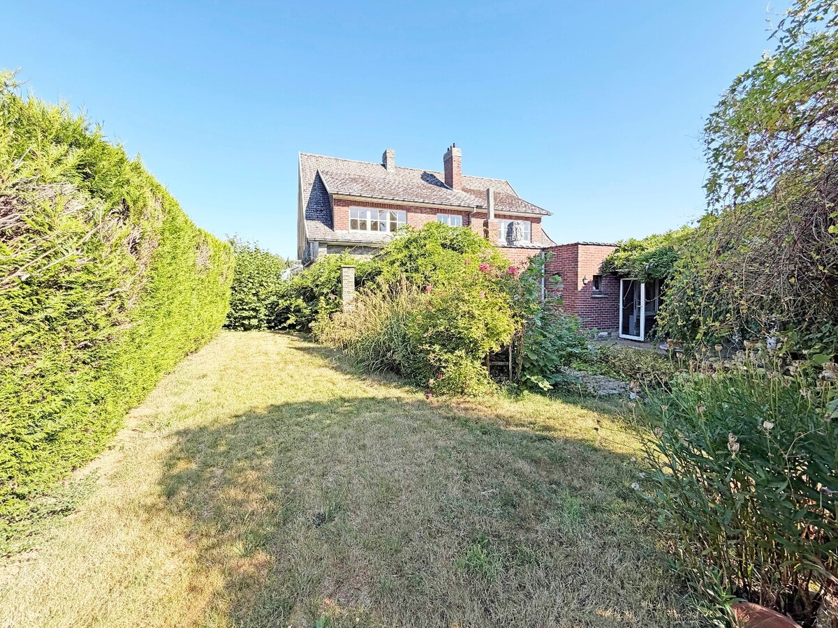 Ruime sixties villa op 3.630m² nabij dorpskern Steenhuize 