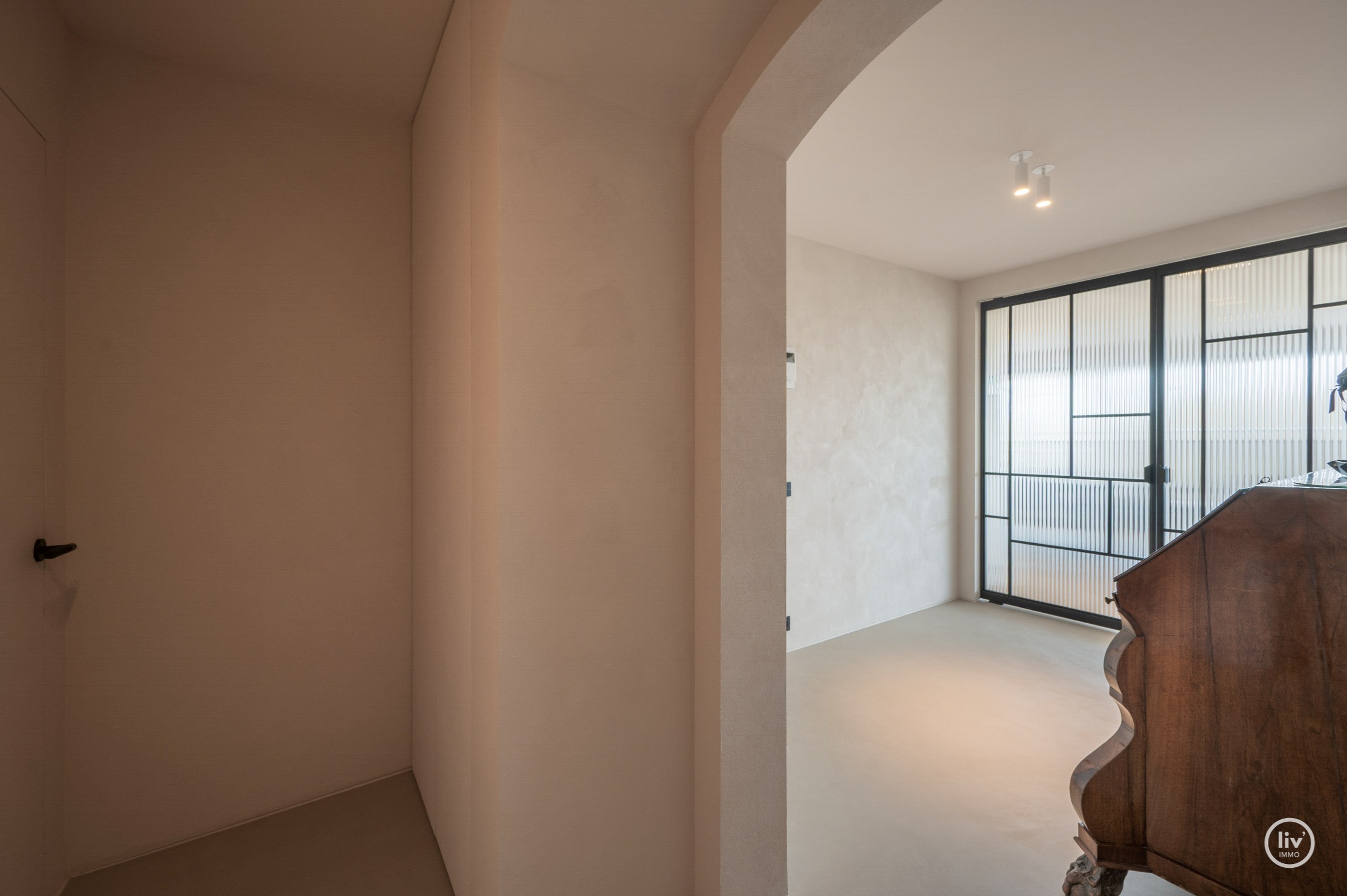 Dit magnifieke duplexappartement combineert uitzonderlijke volumes met adembenemende zichten over zowel de omliggende bossen als de zee. 