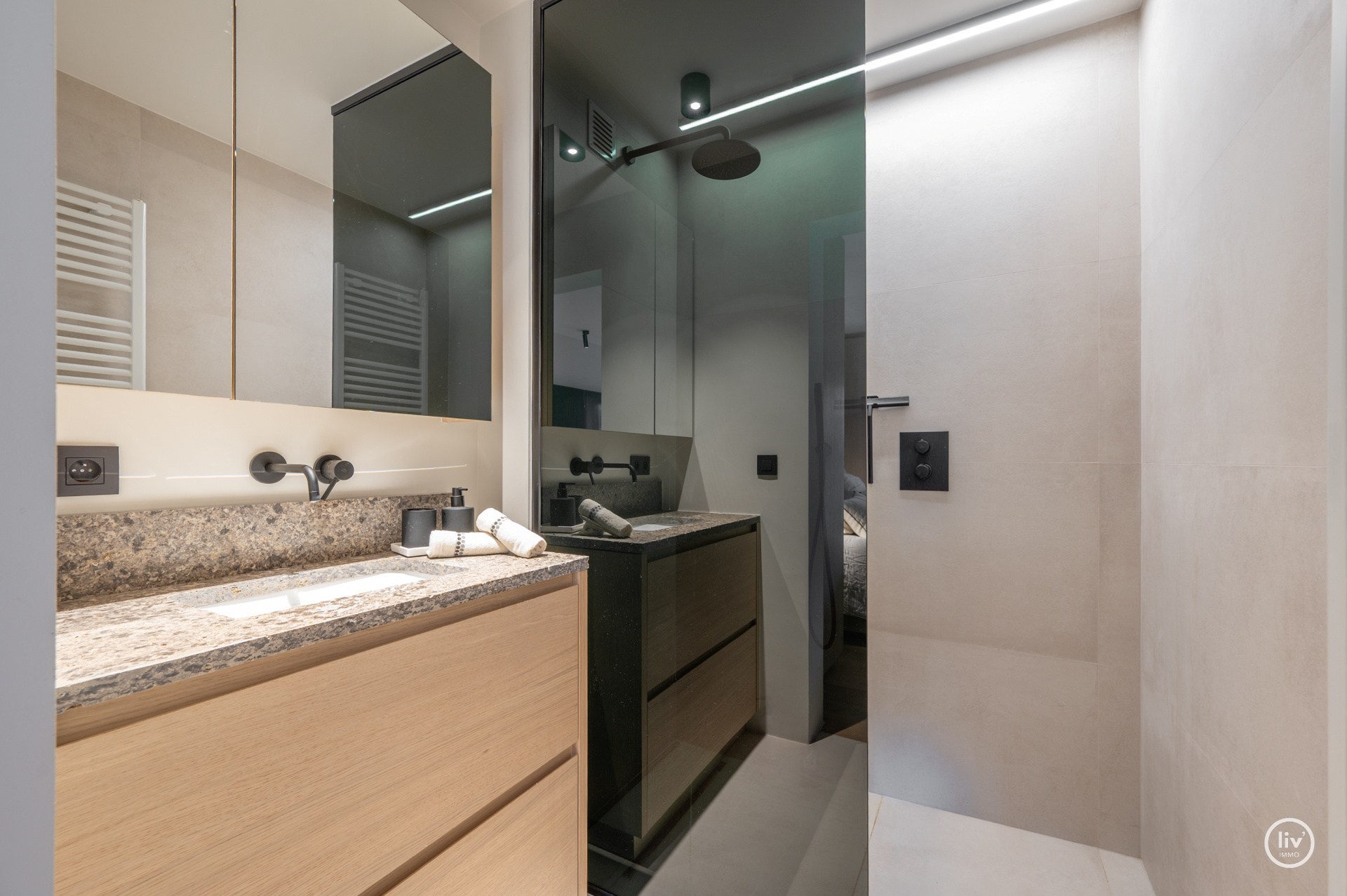 Prachtig ruim 2 slaapkamerappartement met mooie gevelbreedte en groot zonneterras op een topligging vlakbij de Dumortierlaan te Knokke. Garage mogelijk in het gebouw. 