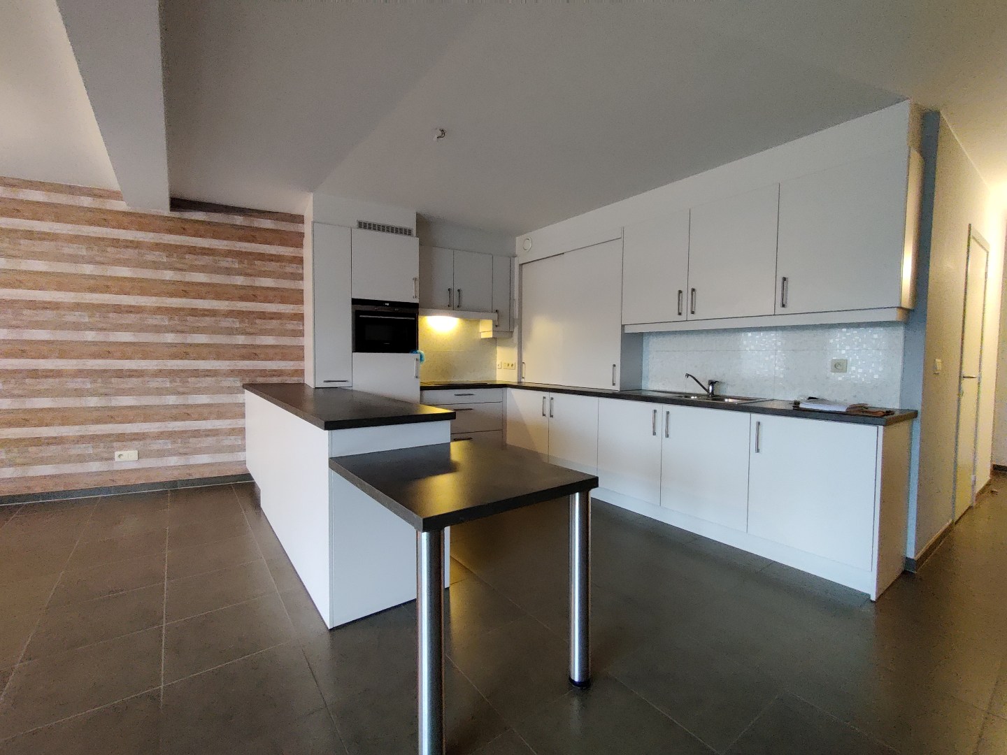 Prachtig, instapklaar appartement met 2 slaapkamers gelegen te centrum Geel 