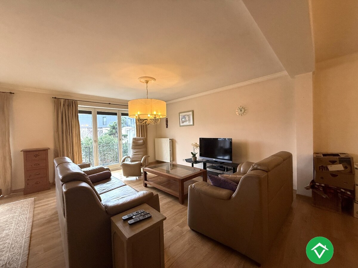 Ruim 2-slaapkamersappartement met garage in centrum Roeselare 