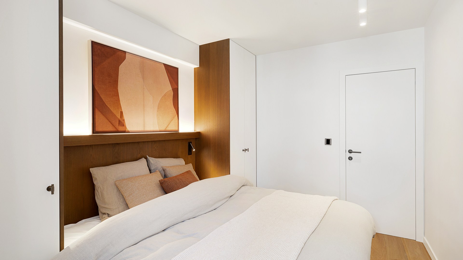 Appartement d'angle spacieux et luxueusement rénové avec des vues dégagées et une largeur de façade de plus de 16 mètres. 