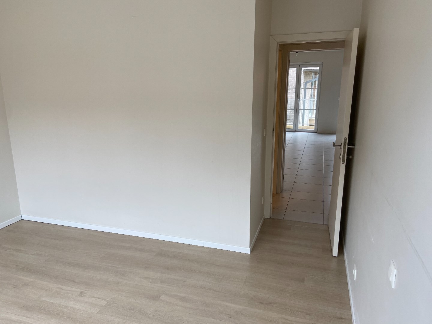 Recent energiezuinig appartement op de 1ste verdieping met 2 slaapkamers, terras en autostaanplaats 