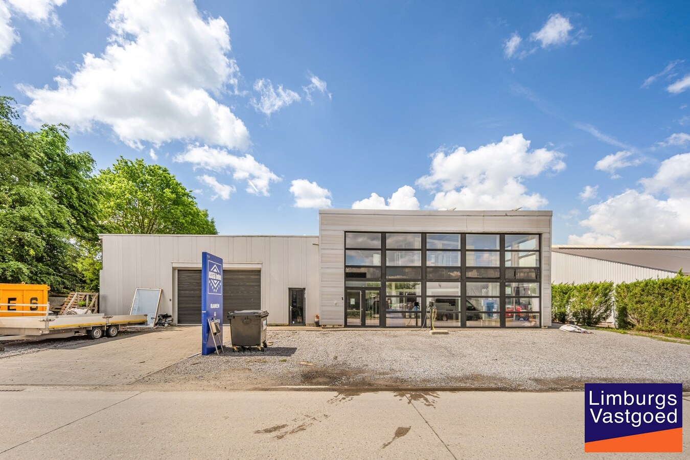 Bedrijfsgebouw met toonzaal, kantoren, magazijn en woonst - groot 700m² 