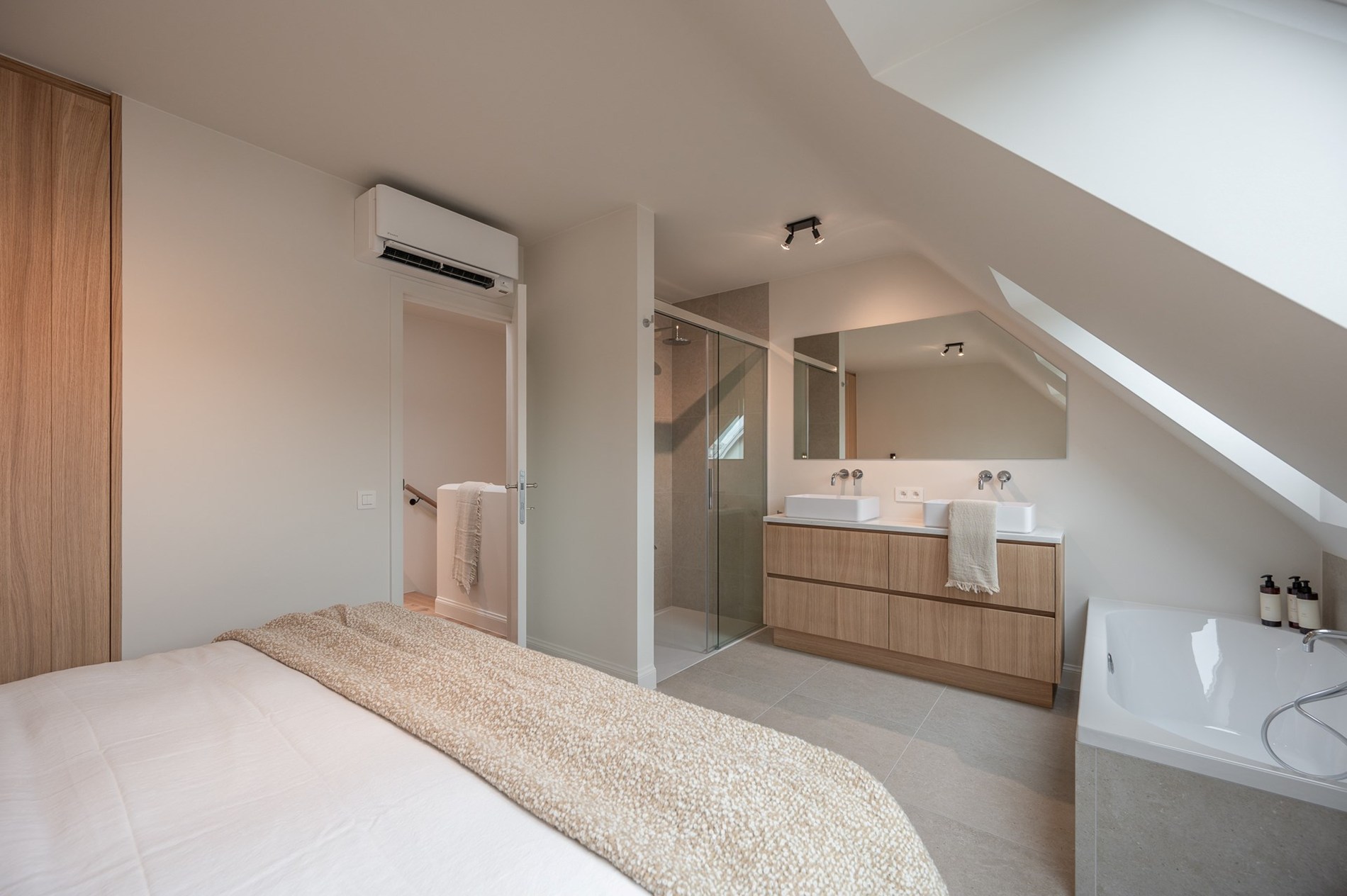 et strand.Magnifique appartement en duplex magnifiquement rénové avec vue latérale sur la mer, 2 chambres à coucher complètes, 2 grandes terrasses et un niveau de finition exceptionnel, situé à quelqu 