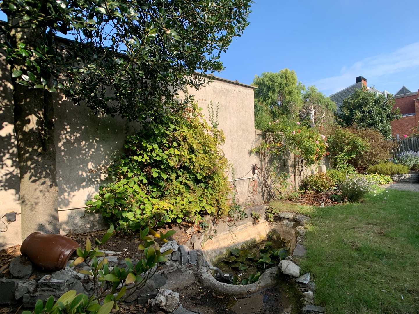 Te renoveren woning met groot potentieel in hartje Merksem! 