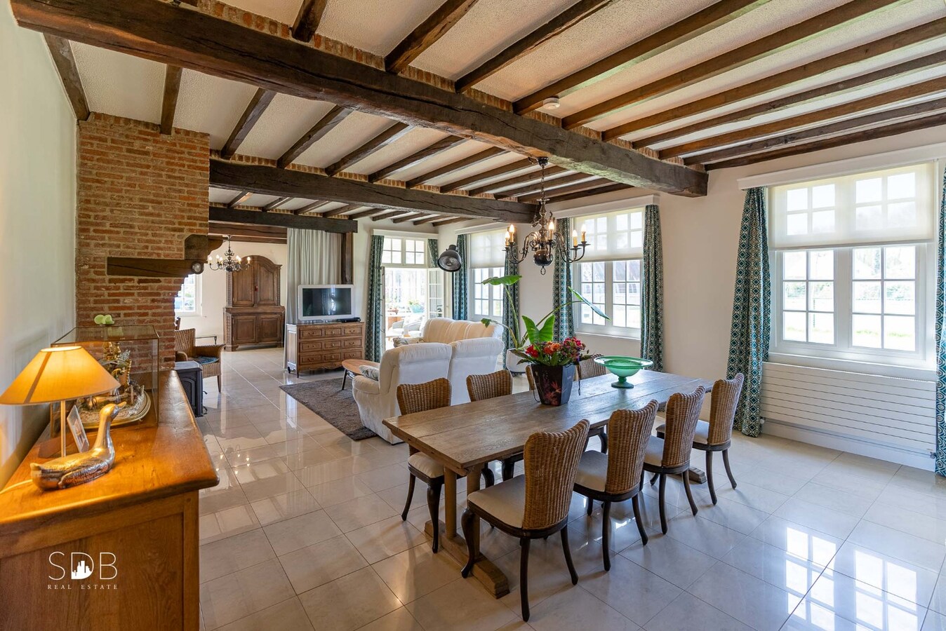 Stijlvolle villa met diverse bijgebouwen en graslanden op circa 3ha 