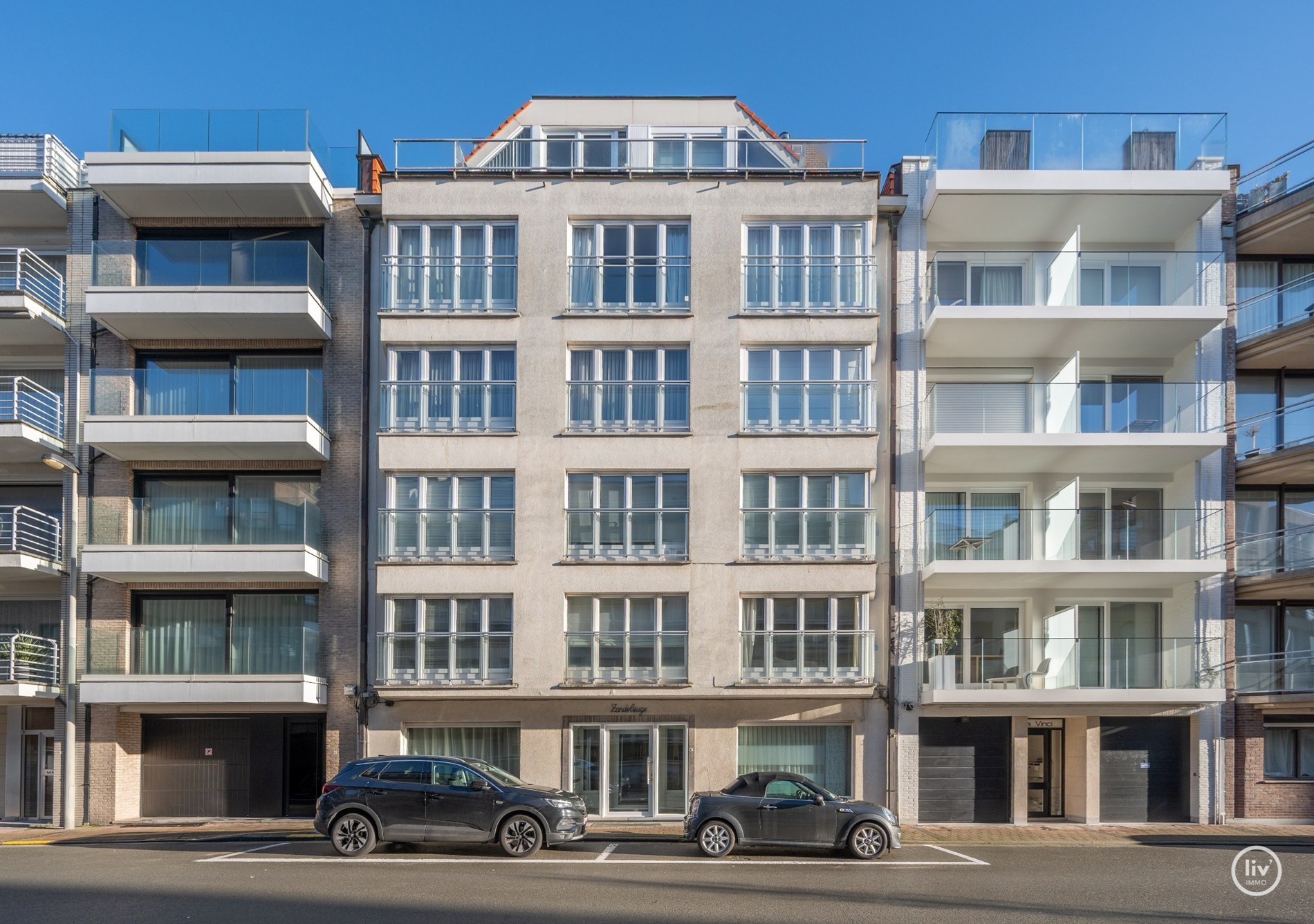 Volledig en stijlvol gerenoveerd 2 slaapkamerappartement met ruim TERRAS nabij de Dumortierlaan gelegen. 