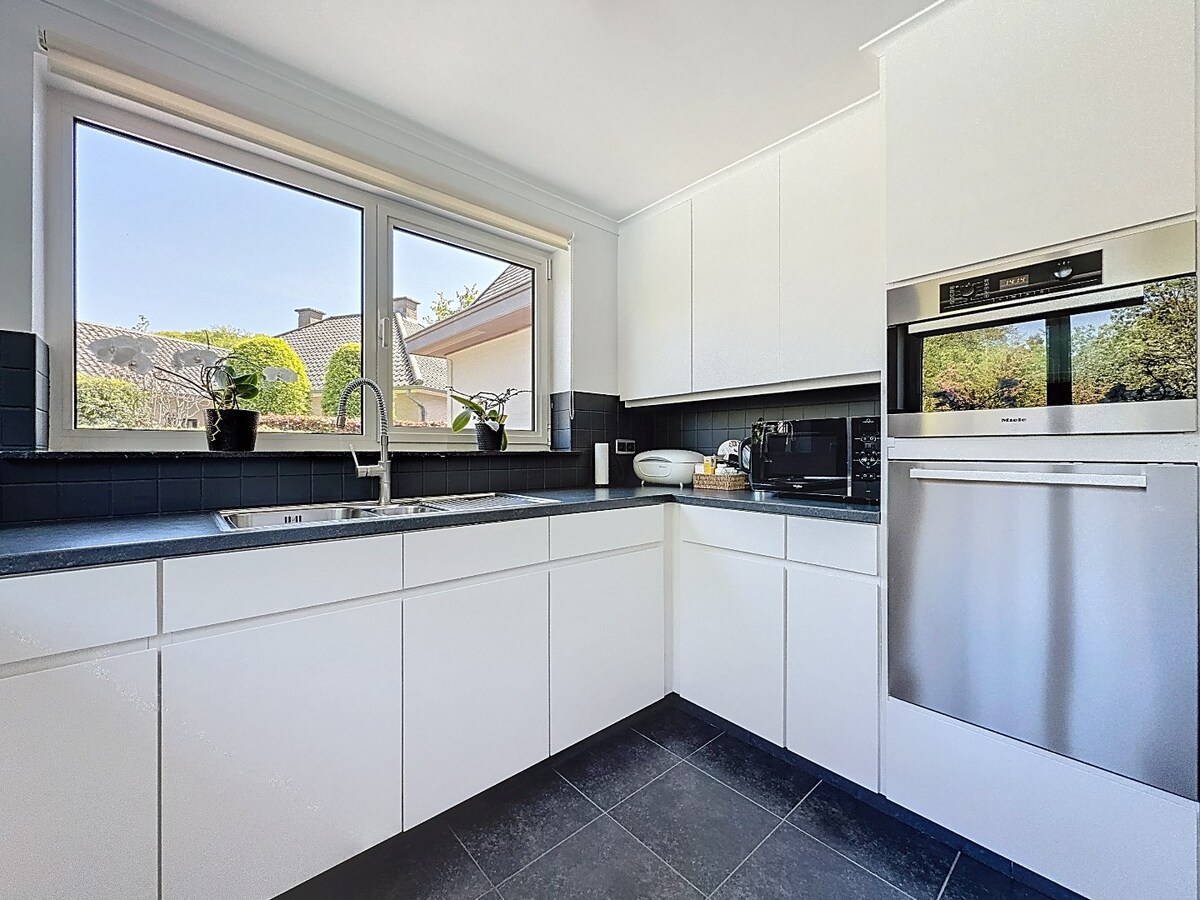 Gerenoveerde villa met zwembad grenzend aan kasteel te Leeuwergem 