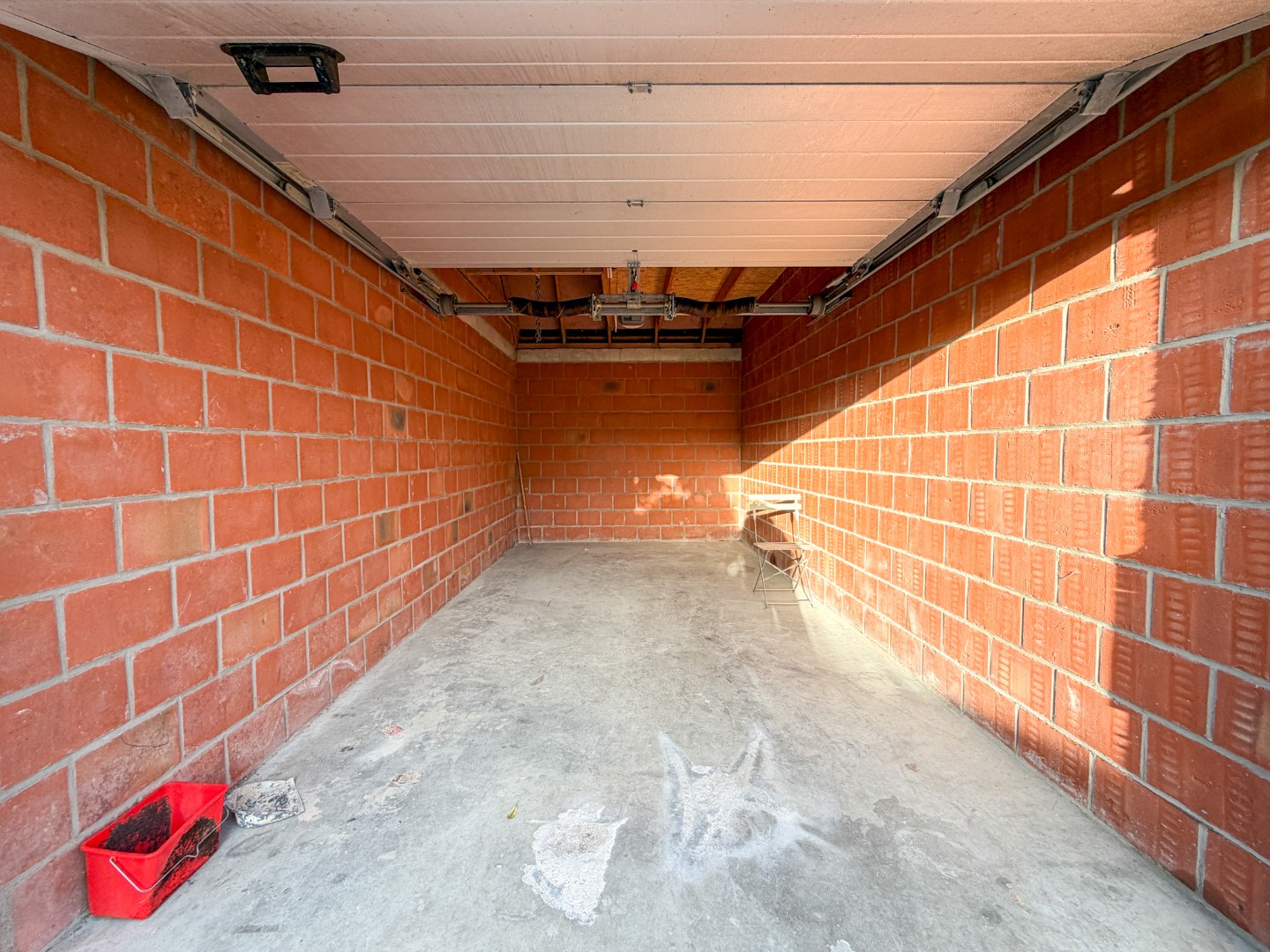 Lichtrijk gelijkvloers appartement met 2 slpk, garage en autostandplaats 