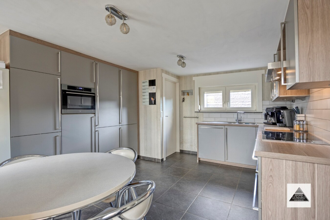 Gezinswoning met 5 slaapkamers, zonnepanelen 