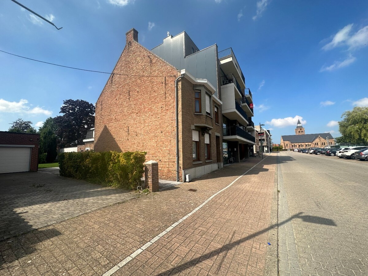 Halfopen woning met 3 slaapkamers op de Markt in Houthulst 