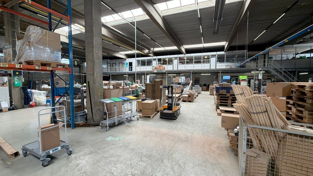 Magazijn met loskades en kantoor te huur vlakbij haven van Antwerpen