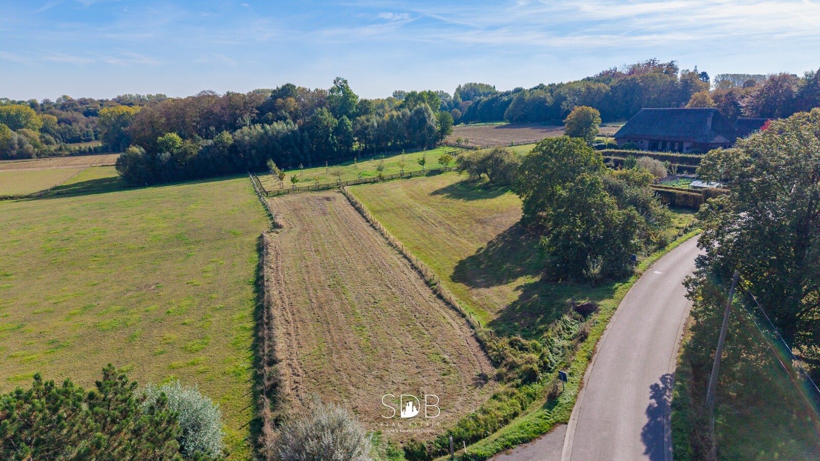 Landelijke hoeve met bijgebouwen en aanpalende graslanden op 14.677m² 