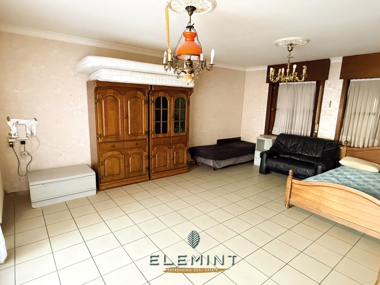 Heel ruim halfopen bebouwing met 4 slaapkamers en garage 