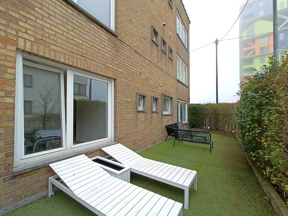 Lichtrijk 2-slaapkamerappartement met terras, garage en extra staanplaats in het centrum van Heist 