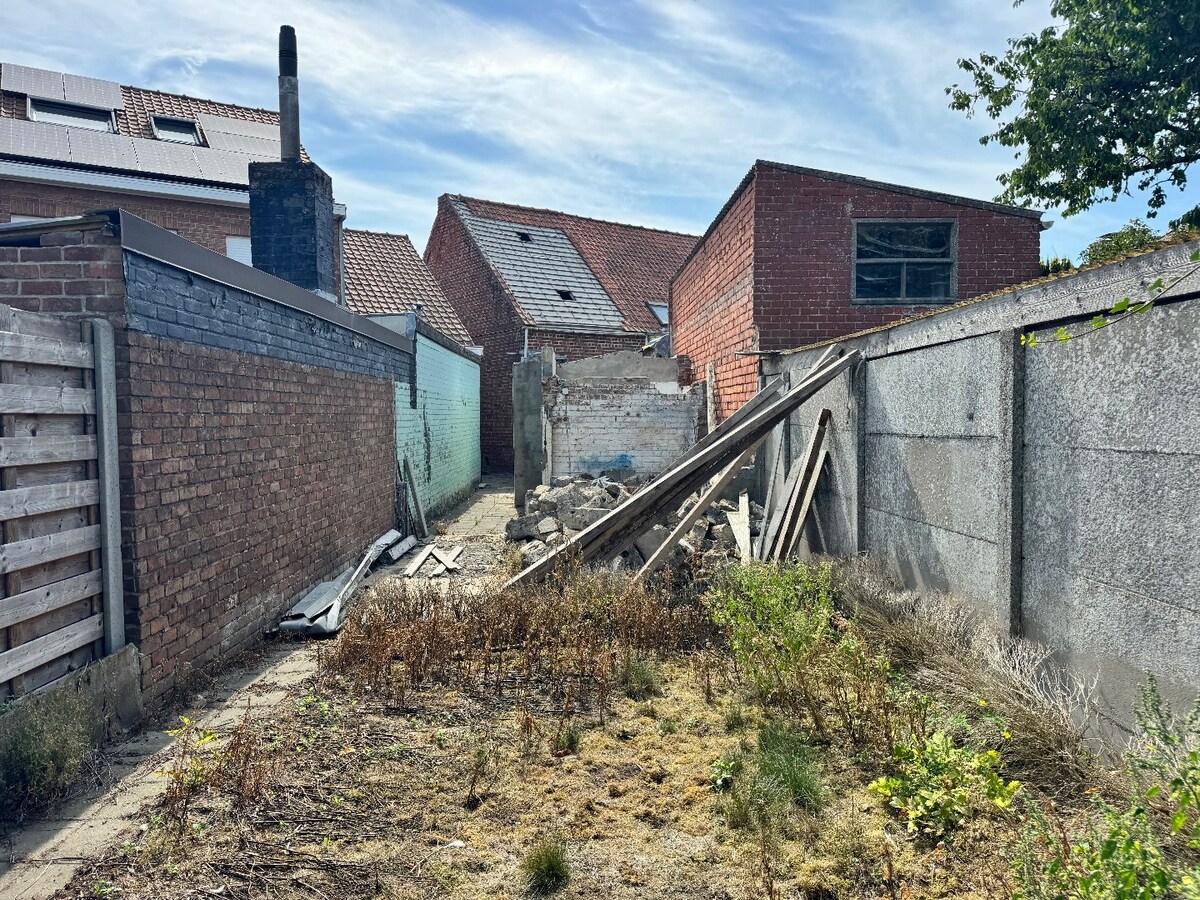 Gedeeltelijk afgebroken woning met potentieel te Koekelare 