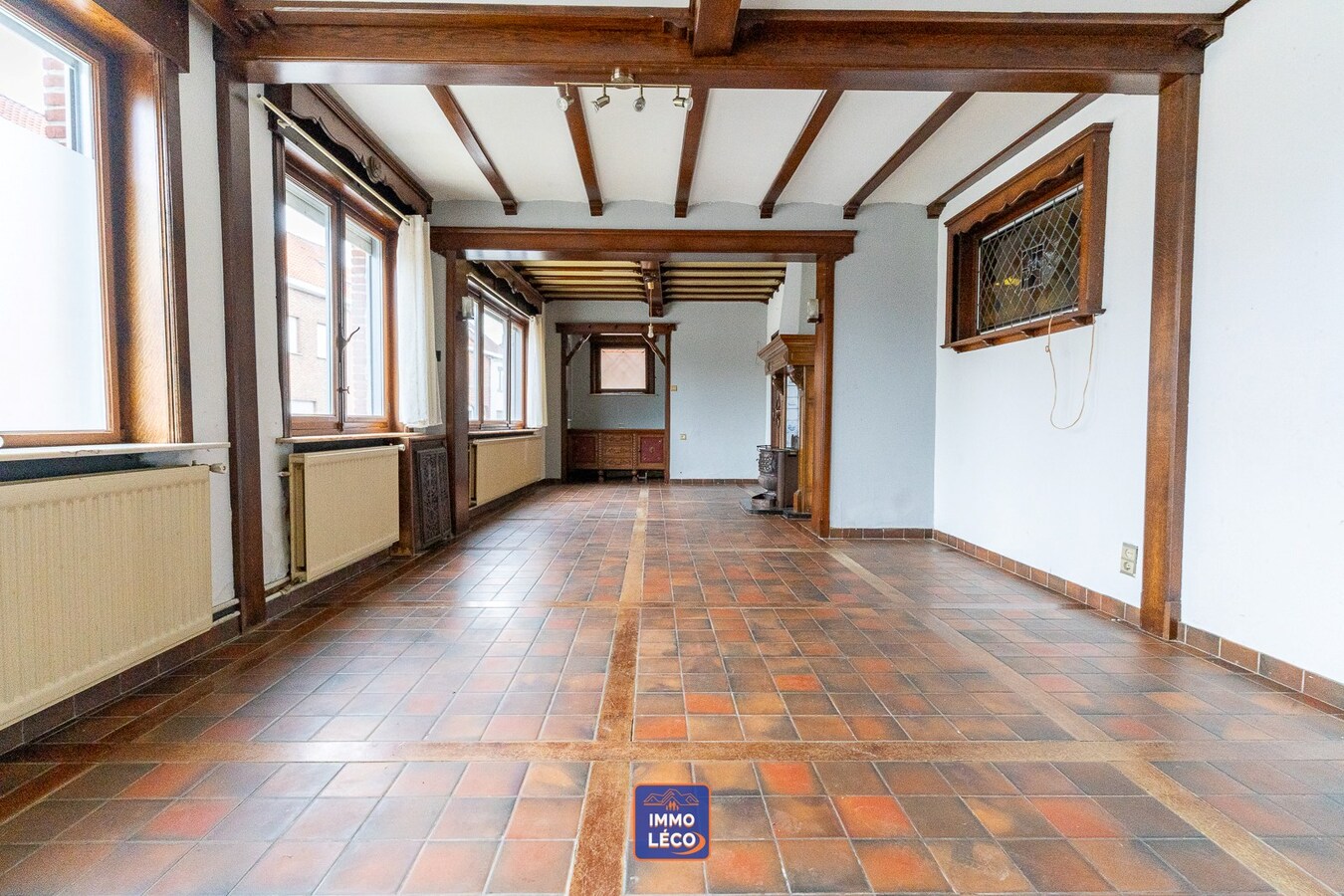 Maison à rénover offrant un excellent potentiel et de beaux volumes, avec garage. 