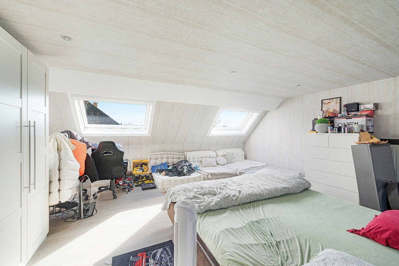 Instapklare en ruime gezinswoning met dubbele garage in het hart van Zeebrugge. 