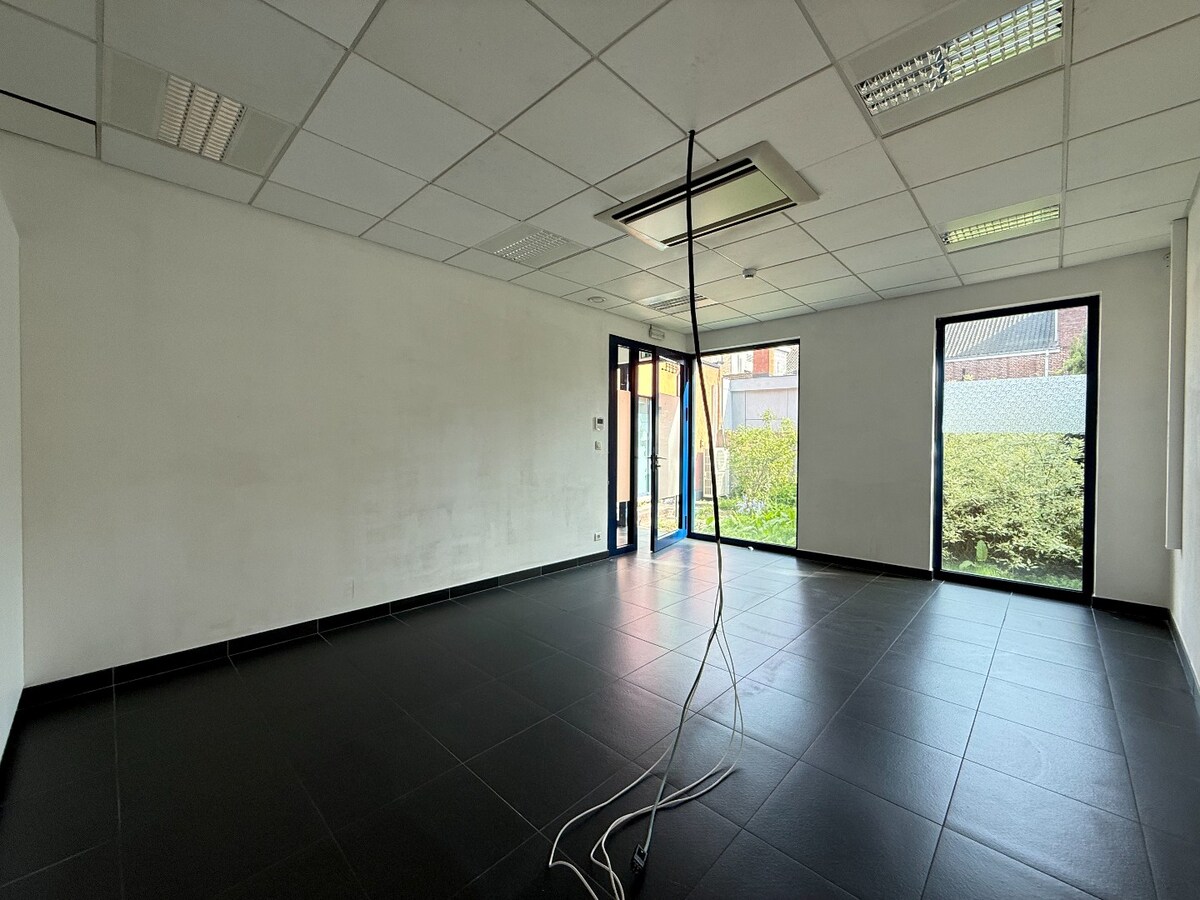 À Dottignies : surface commerciale modulable de ±116 m² avec jardin et excellente visibilité ! 