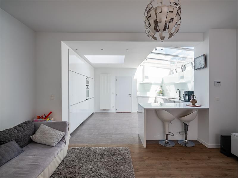 Instapklare hoekwoning met garage in groene rand van Gent 