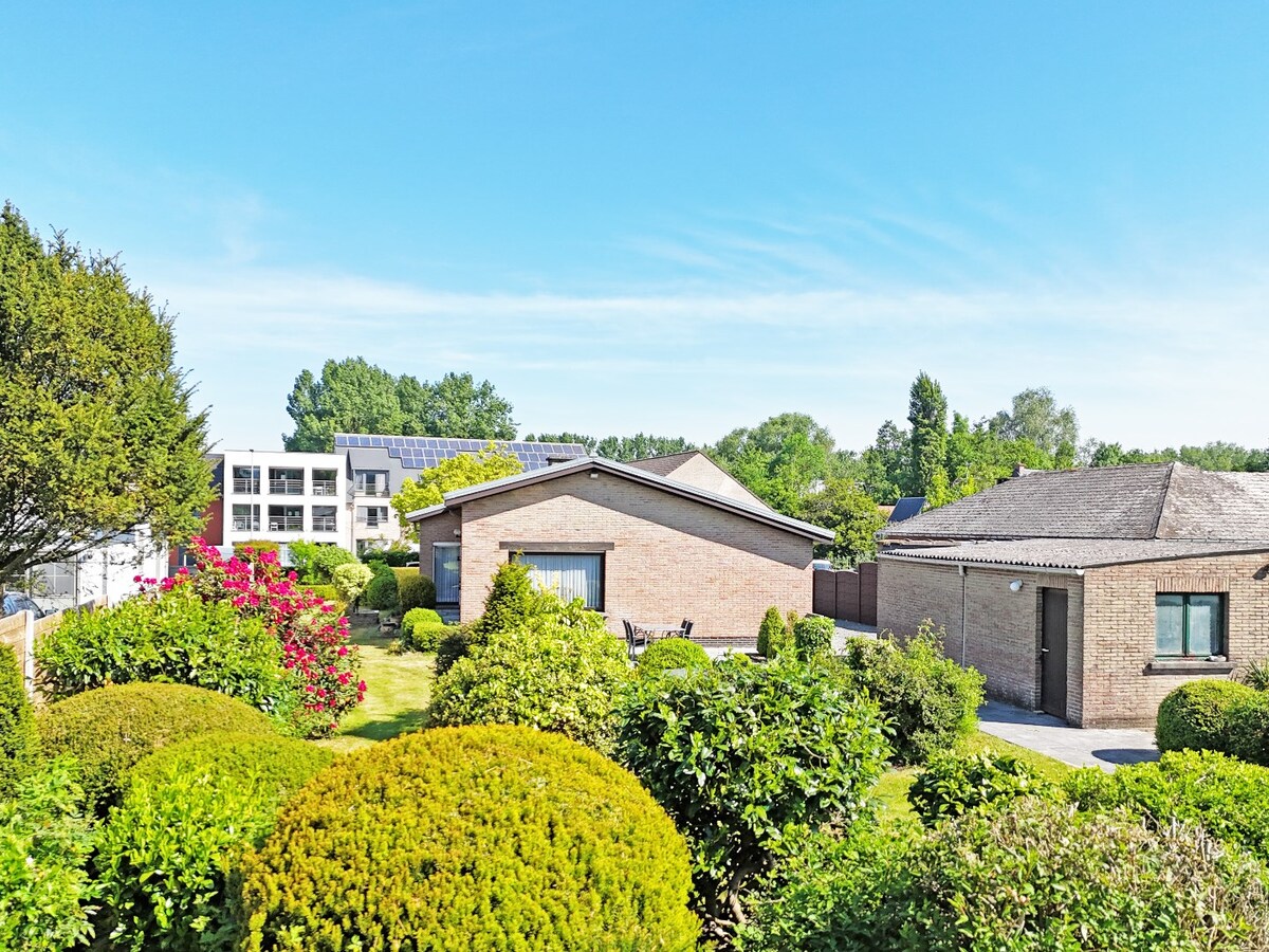 Goed onderhouden seventies bungalow op 19 are te Grimminge 