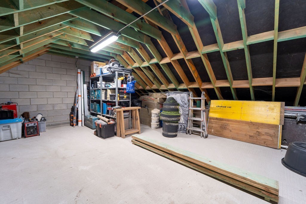 PRACHTIG GERENOVEERDE WONING MET 3 SLAAPKAMERS, 2 BADKAMERS, INPANDIGE GARAGE EN PAARDENSTALLINGEN MET ENERGIEZUINIG EPC TE WIJER (NIEUWERKERKEN) 