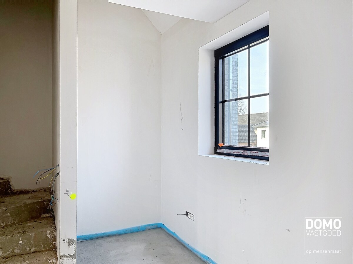 ENERGIEZUINIGE HALFOPENBEBOUWING MET 3 SLAAPKAMERS TE KERMT 