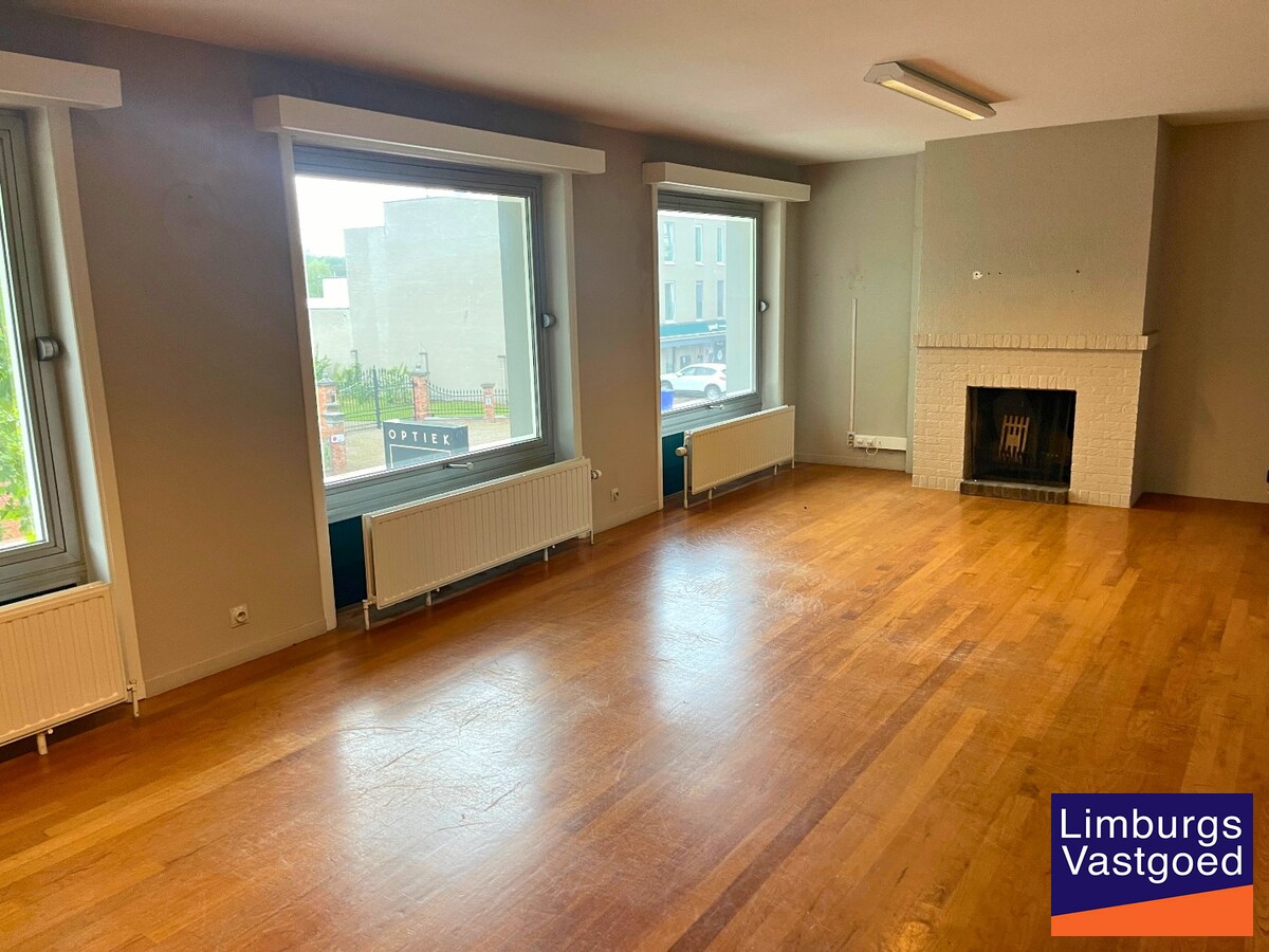 Kantoorgebouw 482m² op 3a85ca met tuin en garage op commerciële topligging 