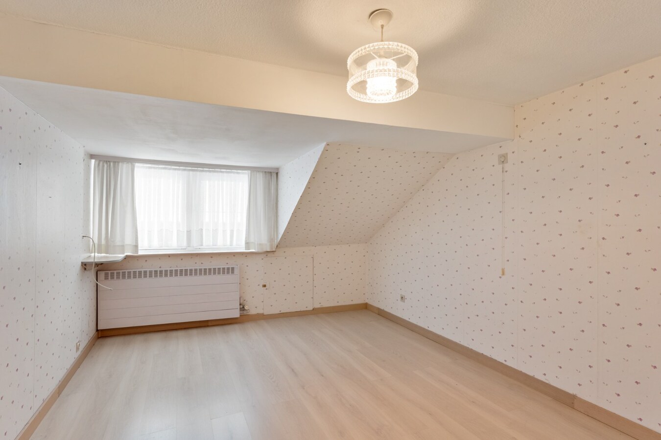 Centraal gelegen gebouw bestaande uit een handelspand op het gelijkvloers en een bovenliggend duplex-appartement! 