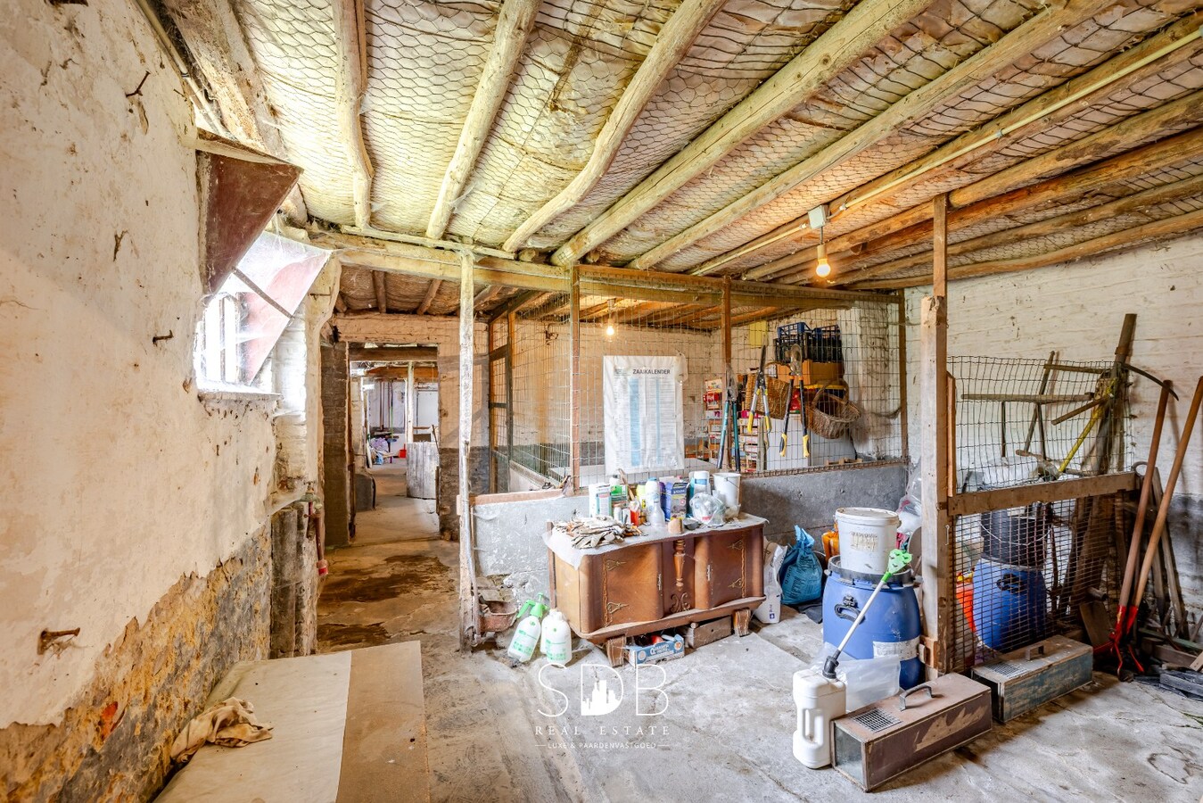 Authentieke hoeve met bijgebouwen en graslanden op 6.664m² met mogelijkheid tot bijkomend grasland op 3.070m² 