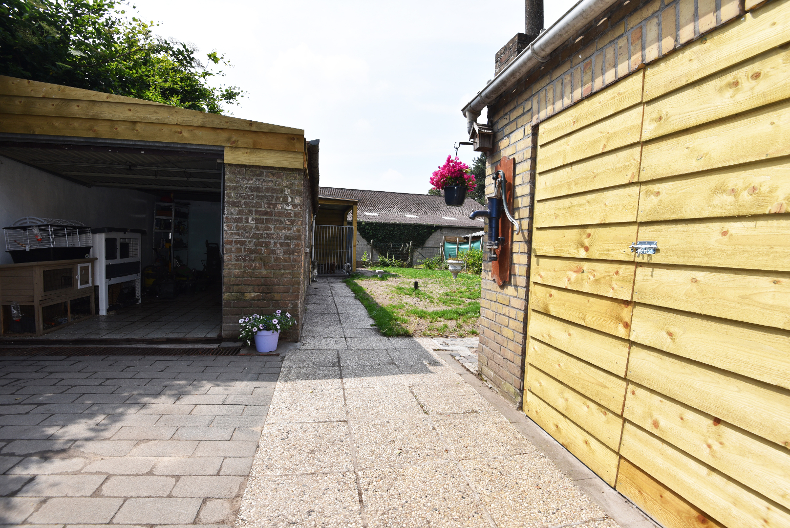 Op te frissen woning 3 slpks rustig gelegen te Maldegem-Donk 