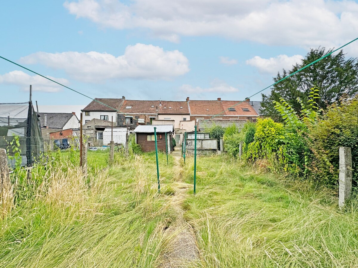 Ruime, te renoveren woning met grote tuin te Herzele 